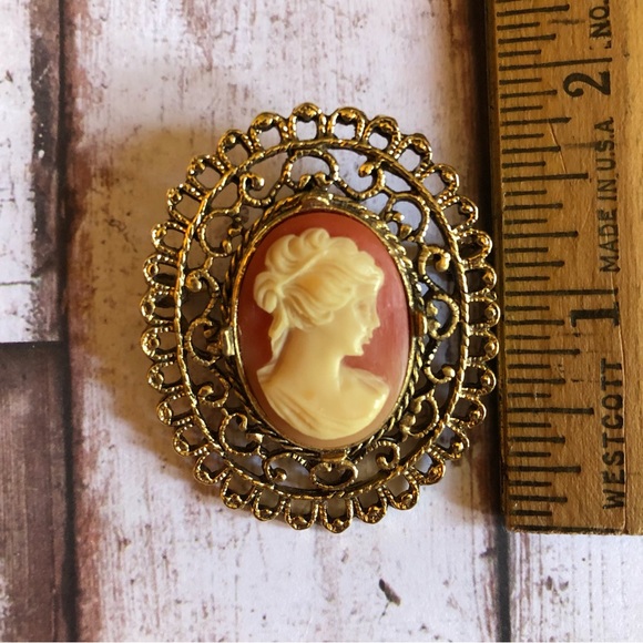 Cameo Brooch Pin - Picture 9 of 10